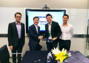 lee-sangchul-president-and-ceo-samsung-electronics-sea-oceania-and-anthony-tan-group-ceo-and-co-founder-grab-shake-hands-after-signing-mou-2